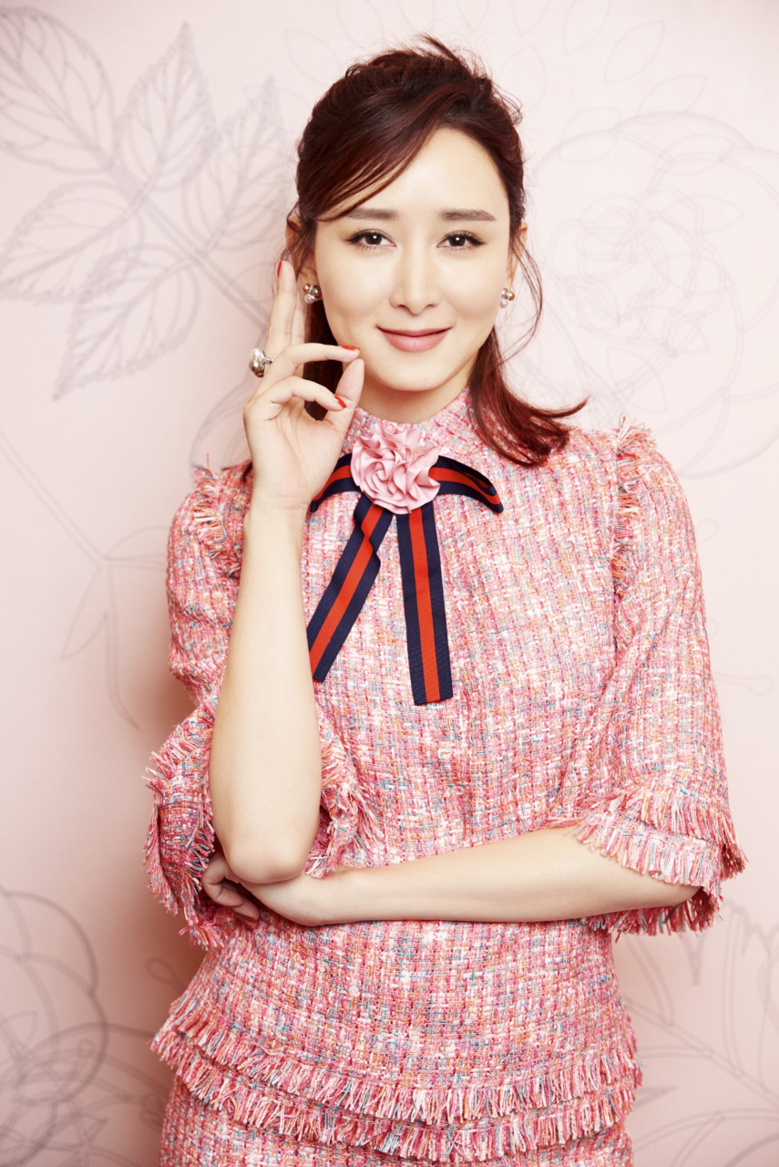 胡静之青格儿,《康熙秘史》里康熙辅政大臣之一鳌拜的养女,明朝名将