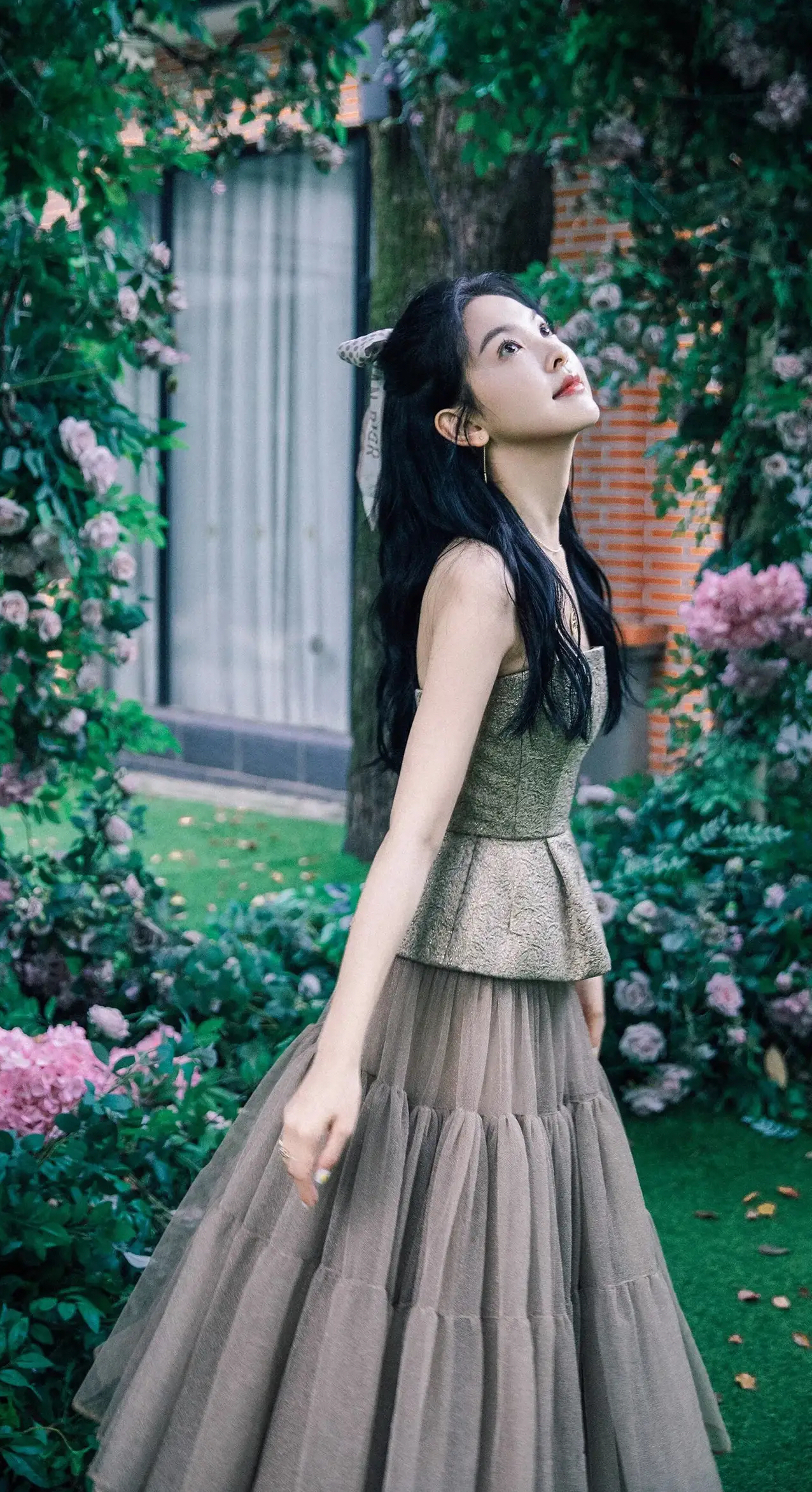 章若楠长相甜美,吊带连衣裙穿搭更添一丝温柔