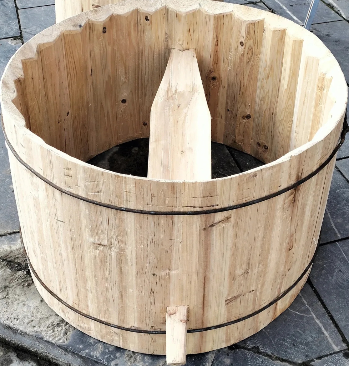 酒精蒸发遇到上面冷锅底液化,滴落在圆桶中或酒槽中,再酒甑甑蒸酒甑酒