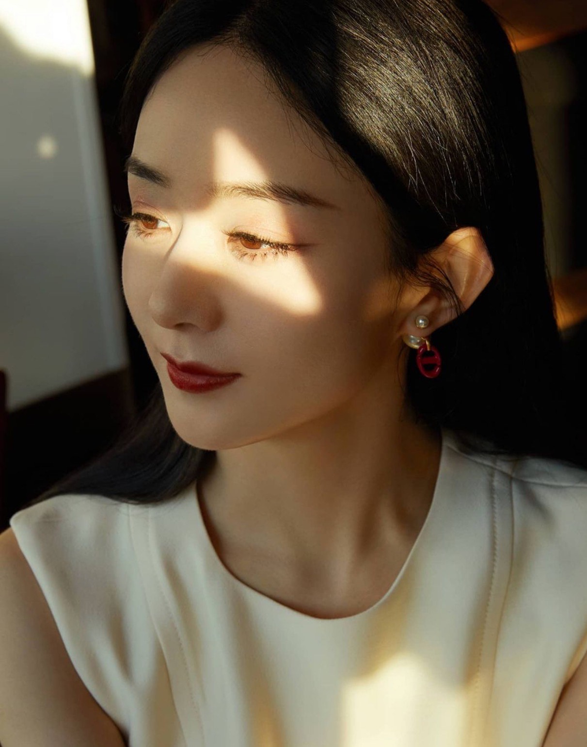 粉丝晒dior直播会现场赵丽颖新图,英气逼人的眼神不再