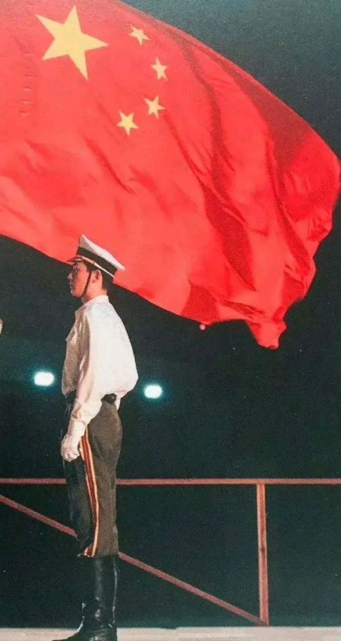 在抗美援朝战场上, 熊熊战火之中, 年轻的志愿军指导员李想 把国旗插