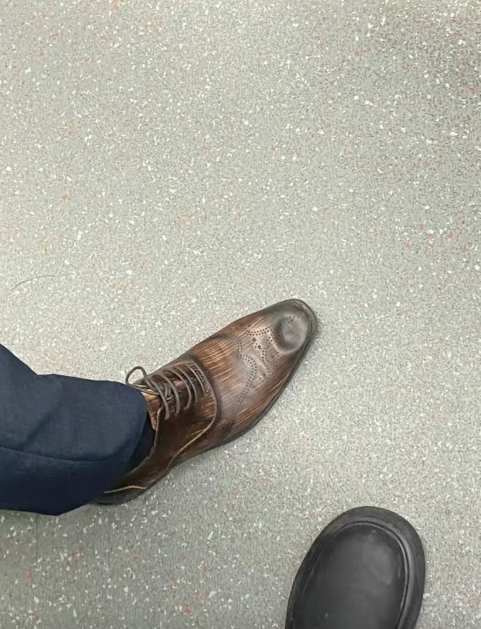地铁上别人的皮鞋被我踩窝进去了,怎么办?