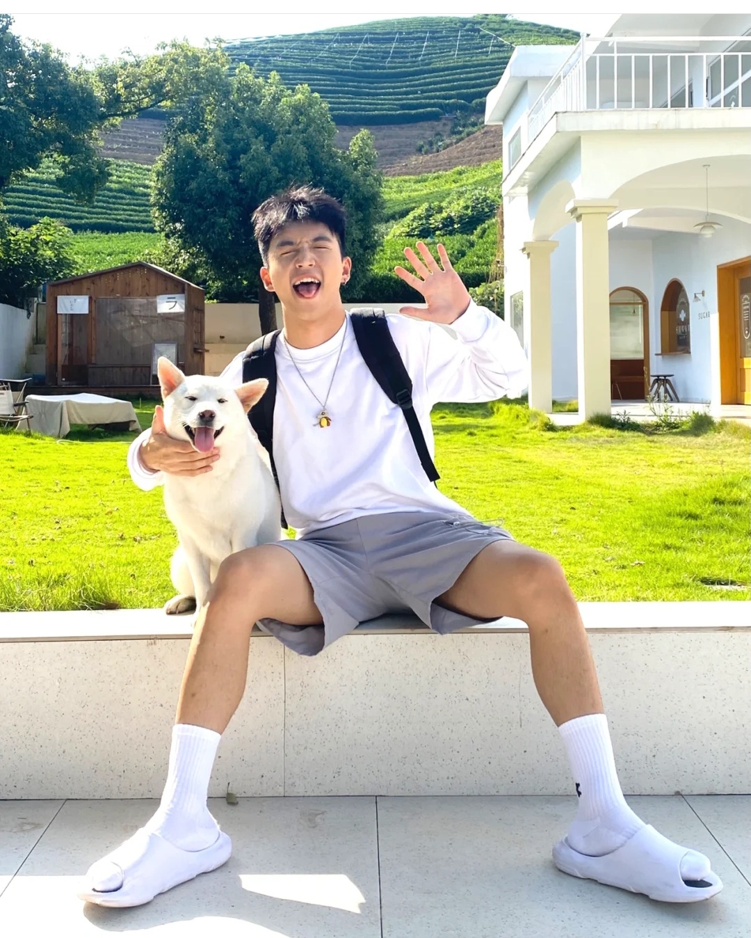 英俊,单纯的00后小奶狗,浑身散发青春气息,可爱的模样让人喜欢