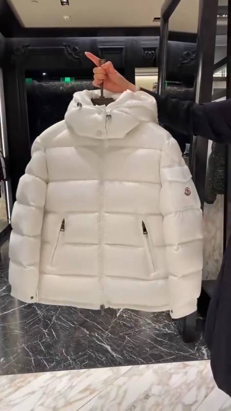 玛雅蒙口白色羽绒服简洁又简约设计元素,彰显出与众不同的好看-度小视
