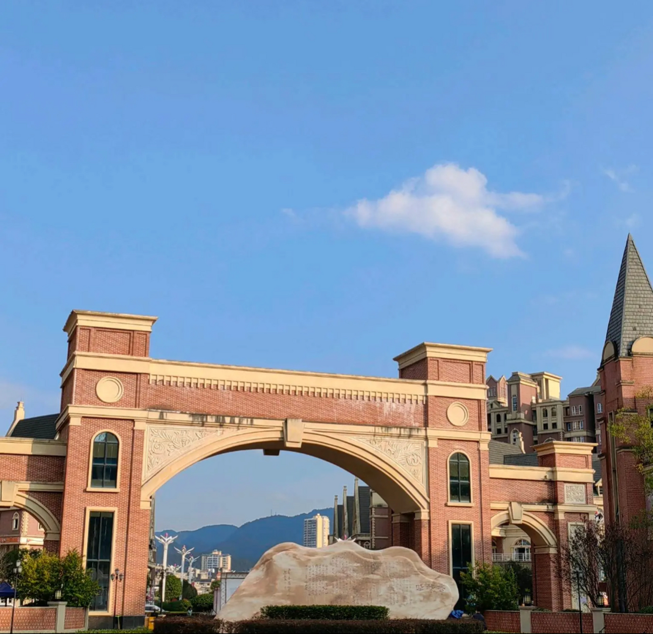 贵州黔南经济学院的大门真的很气派