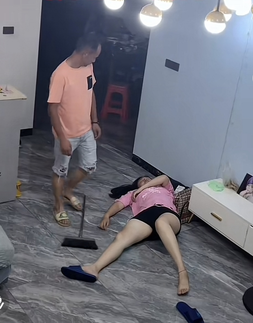 妻子和丈夫吵架之后,晕倒在地上.