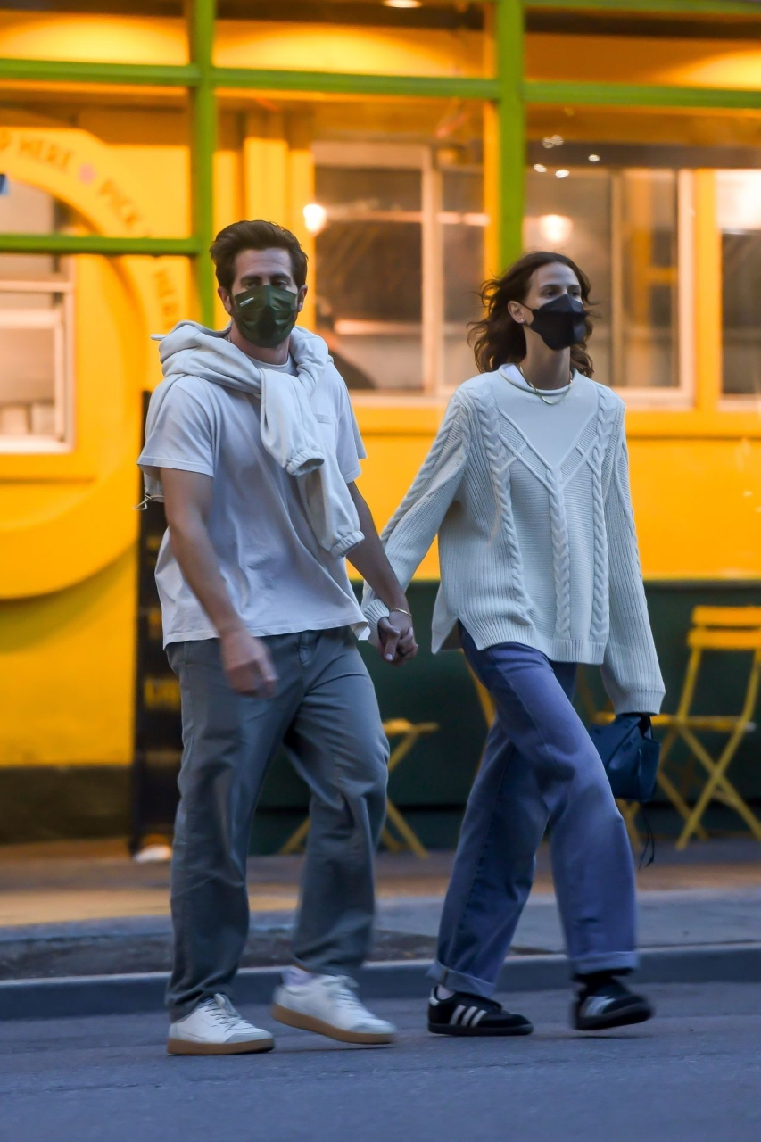 杰克·吉伦哈尔和小16岁的法国模特女友jeanne cadieu在纽约外出.