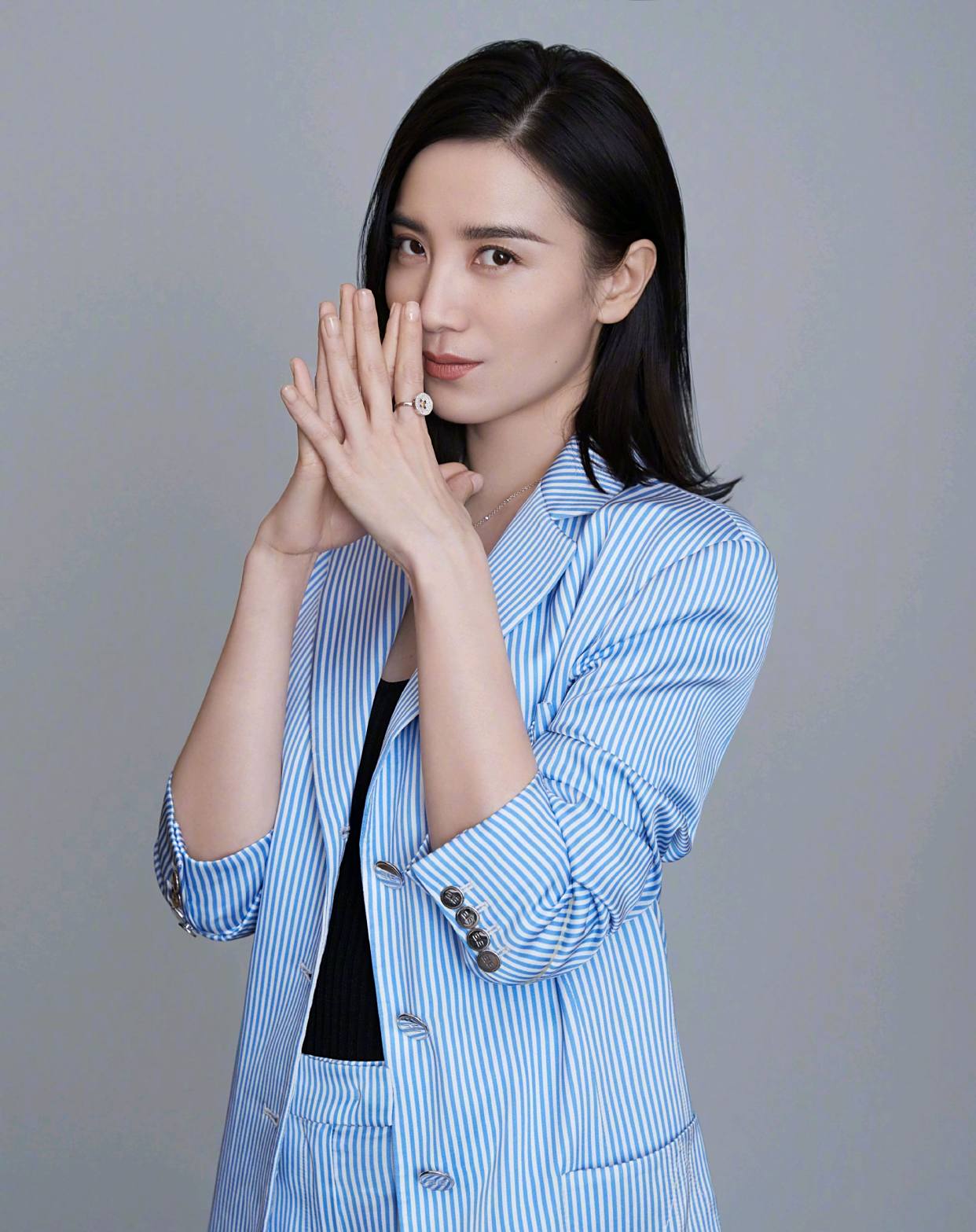 宋佳写真美图:美丽大方,优雅干练