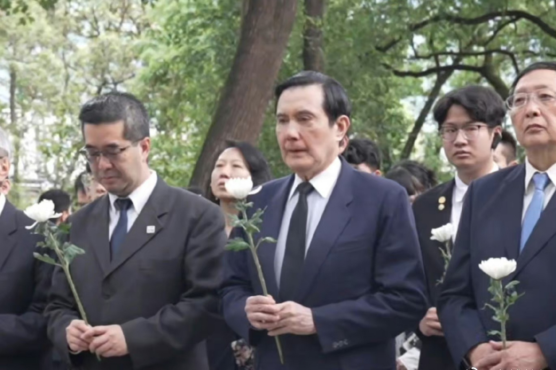 张将军的孙子张庆成特意从成都赶来陪同. 676767