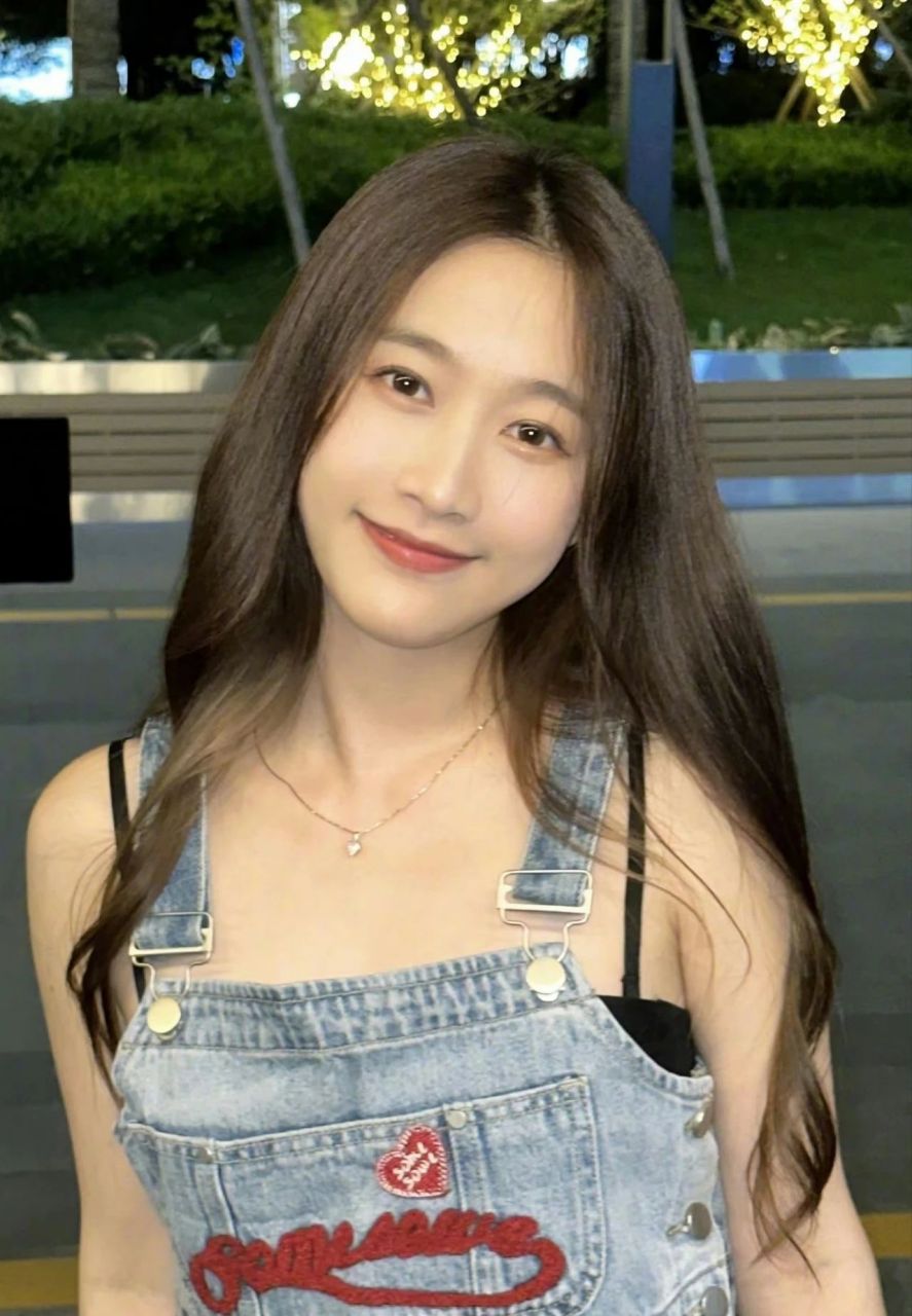 刘美含在歌手刘美麟晒北大录取通知书的微博留言:"刘美含和刘美麟都考