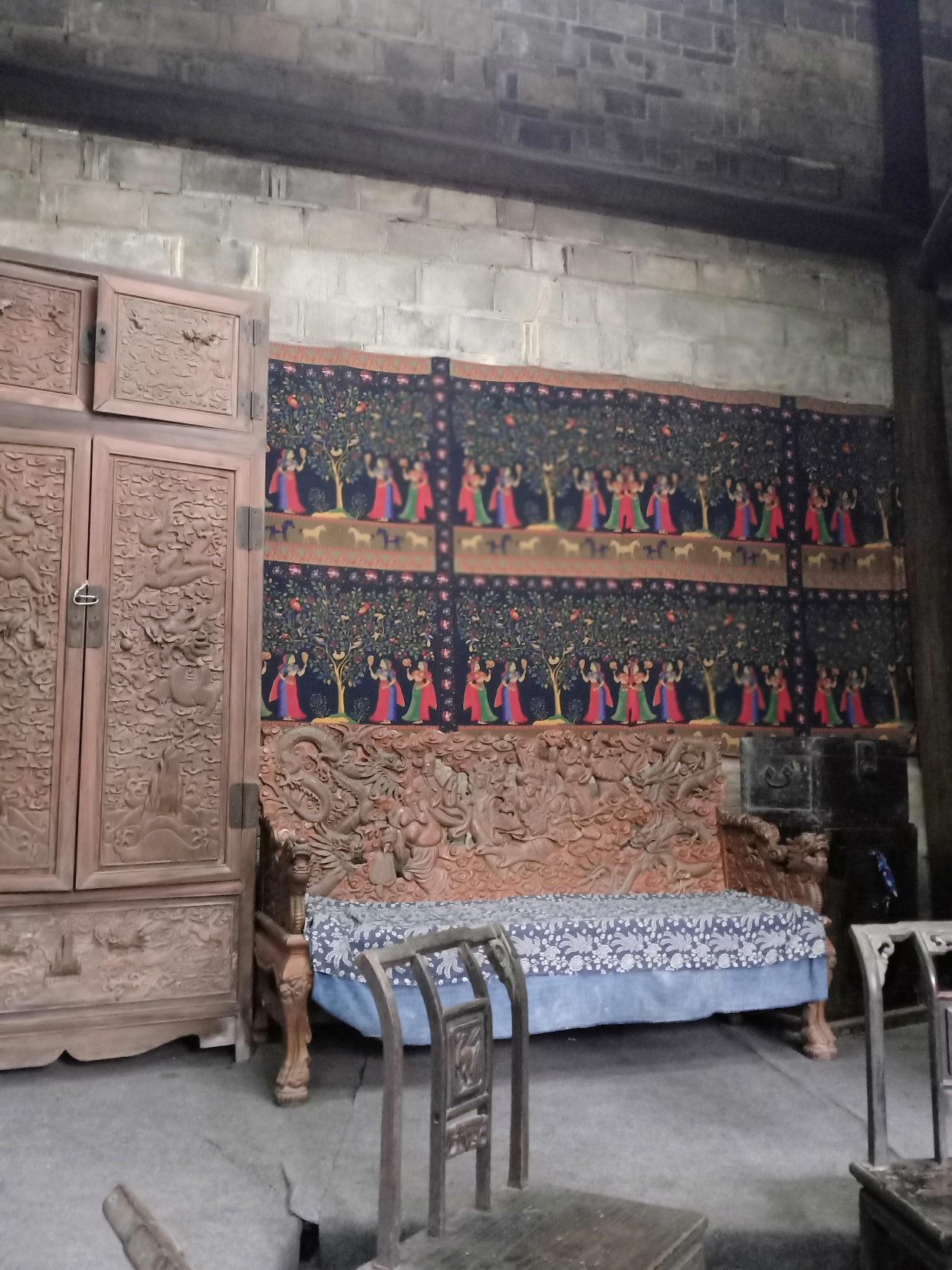 被一个皮箱,一张照片,一套家具吸引|记九福堂苗族博物馆(2/3)