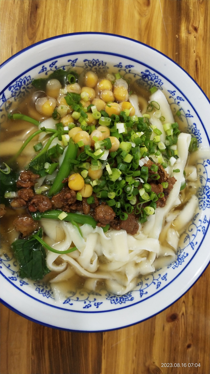 今天在早餐店吃的豌杂刀削面.