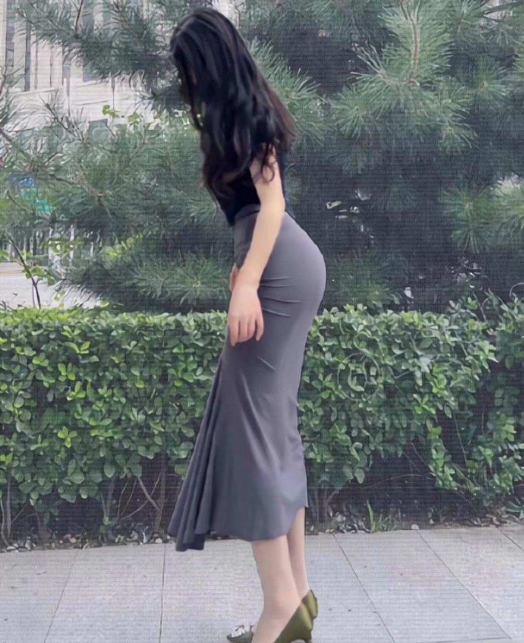 披肩发小姐姐,性感妖娆的背影,让人过目不忘!