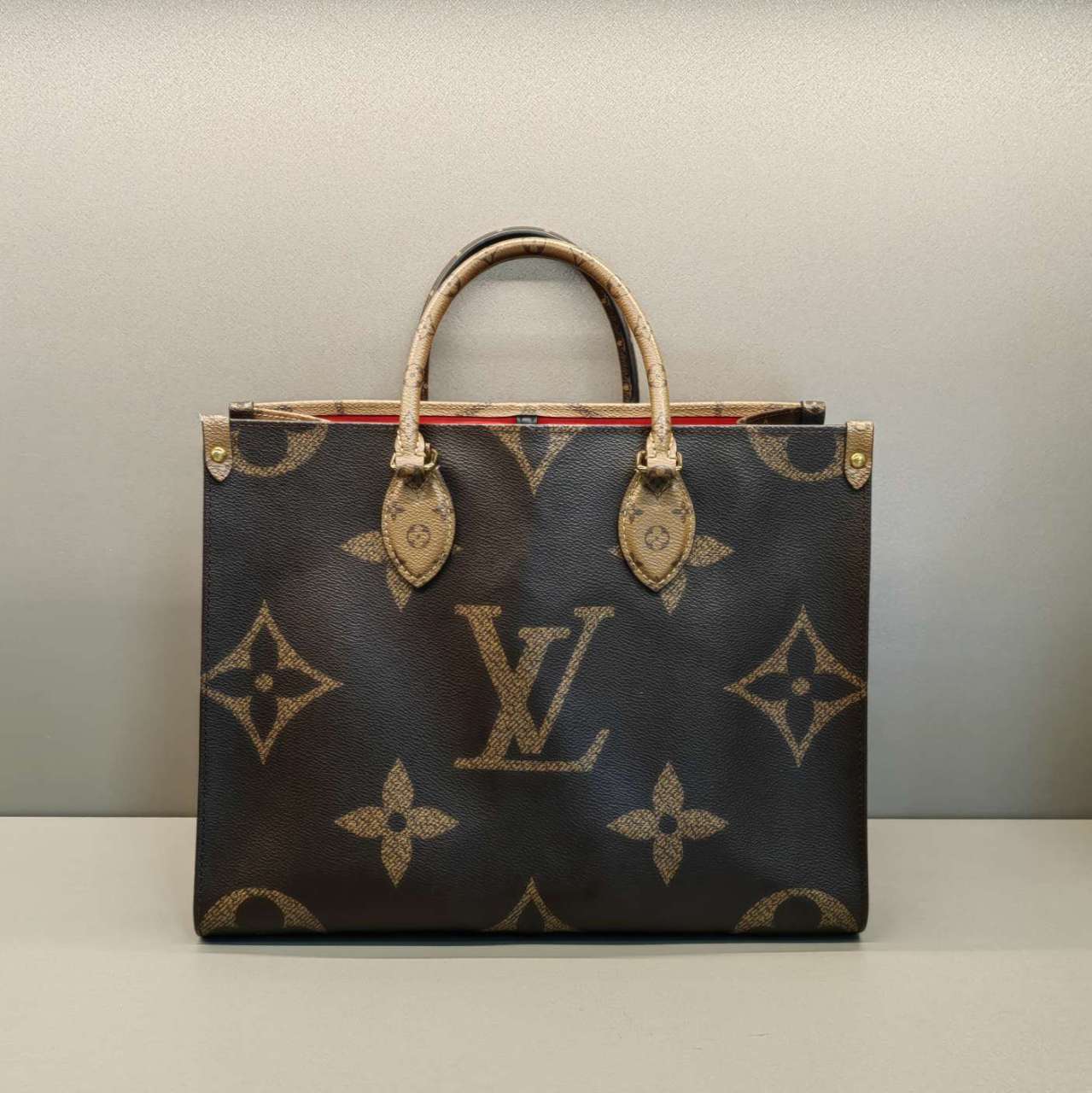 推荐这款lv 路易威登老花 onthego 中号手袋,98 新,专柜价 24000  这