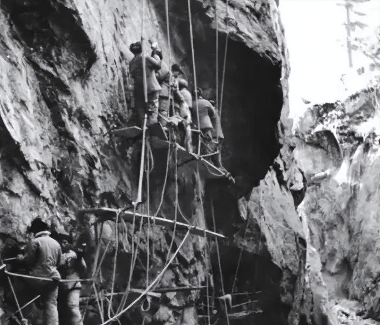 24日,成昆铁路的施工现场,年仅21岁的熊汉俊一个不小心掉到了桥墩之中