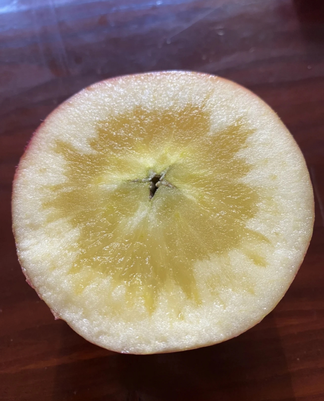 网友:十块钱三斤买的坏苹果,现在的无良商家太多了.