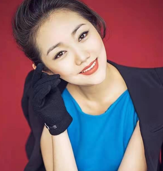 广东电视台节目主持人屈炫希,已结婚多年,丈夫是一名玉石商人