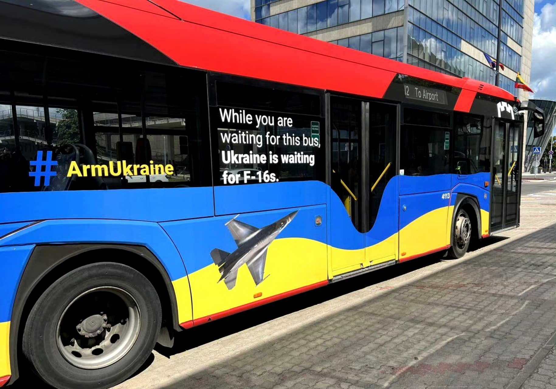 这是乌克兰的一辆公交车,上面写着"当你在等待公交车的时候,乌克兰
