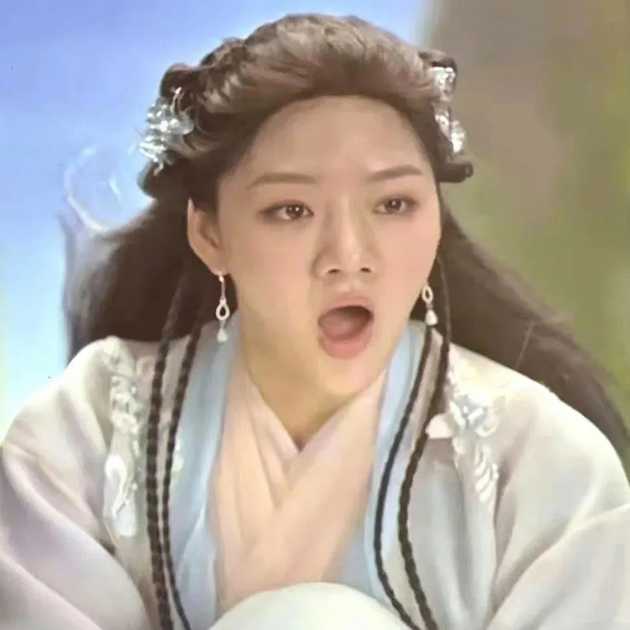 任敏没有整容,她只是修得更狠了,她不敢去动她的鼻子,她现在走照骗