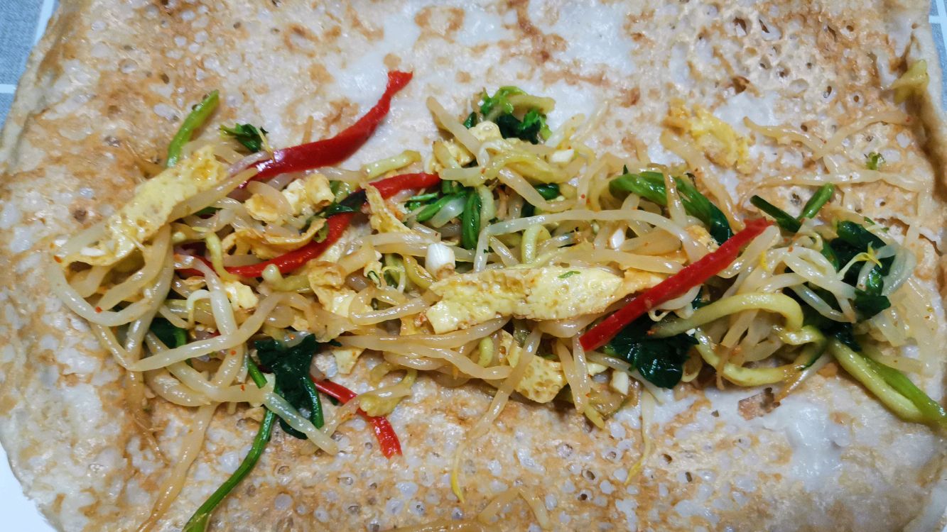荞麦面新吃法,柔软劲道的荞麦煎饼,配上凉拌豆芽菜,全家吃得香
