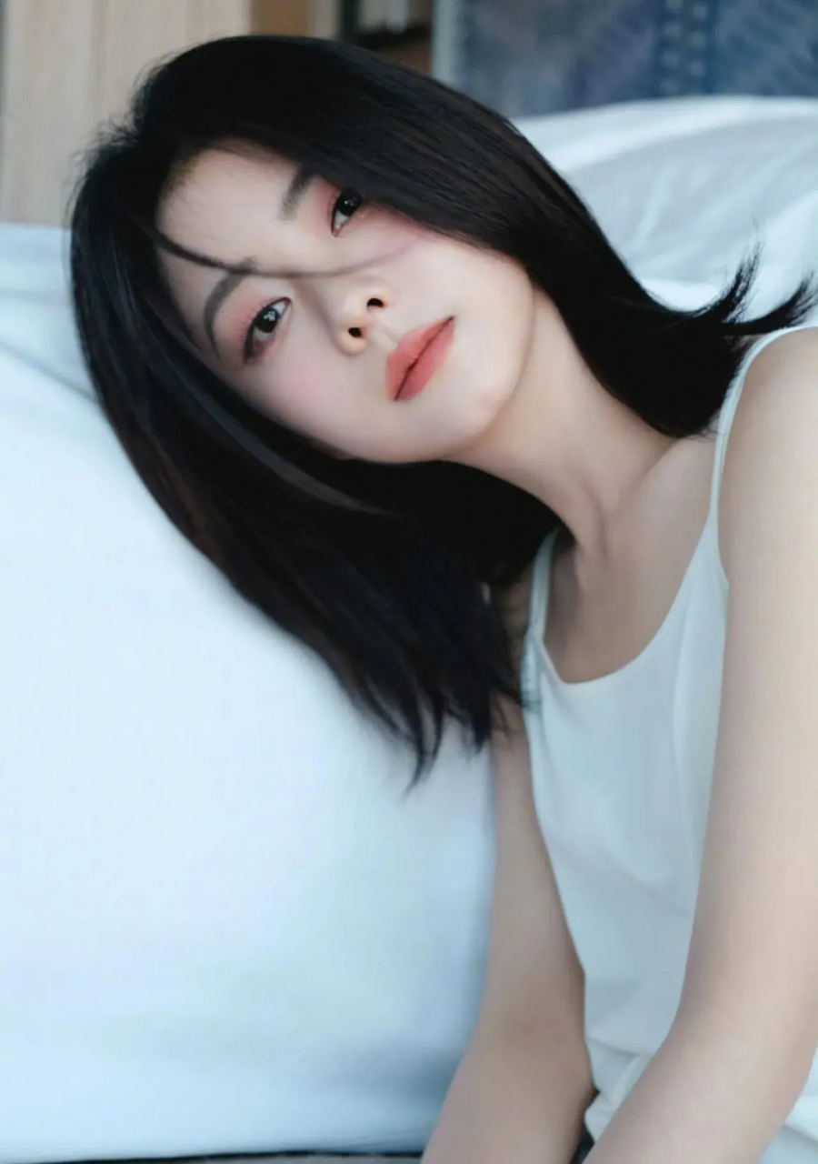 照片中,谭松韵的打扮十分低调简约,一件雪白的吊带上衣,丝毫没