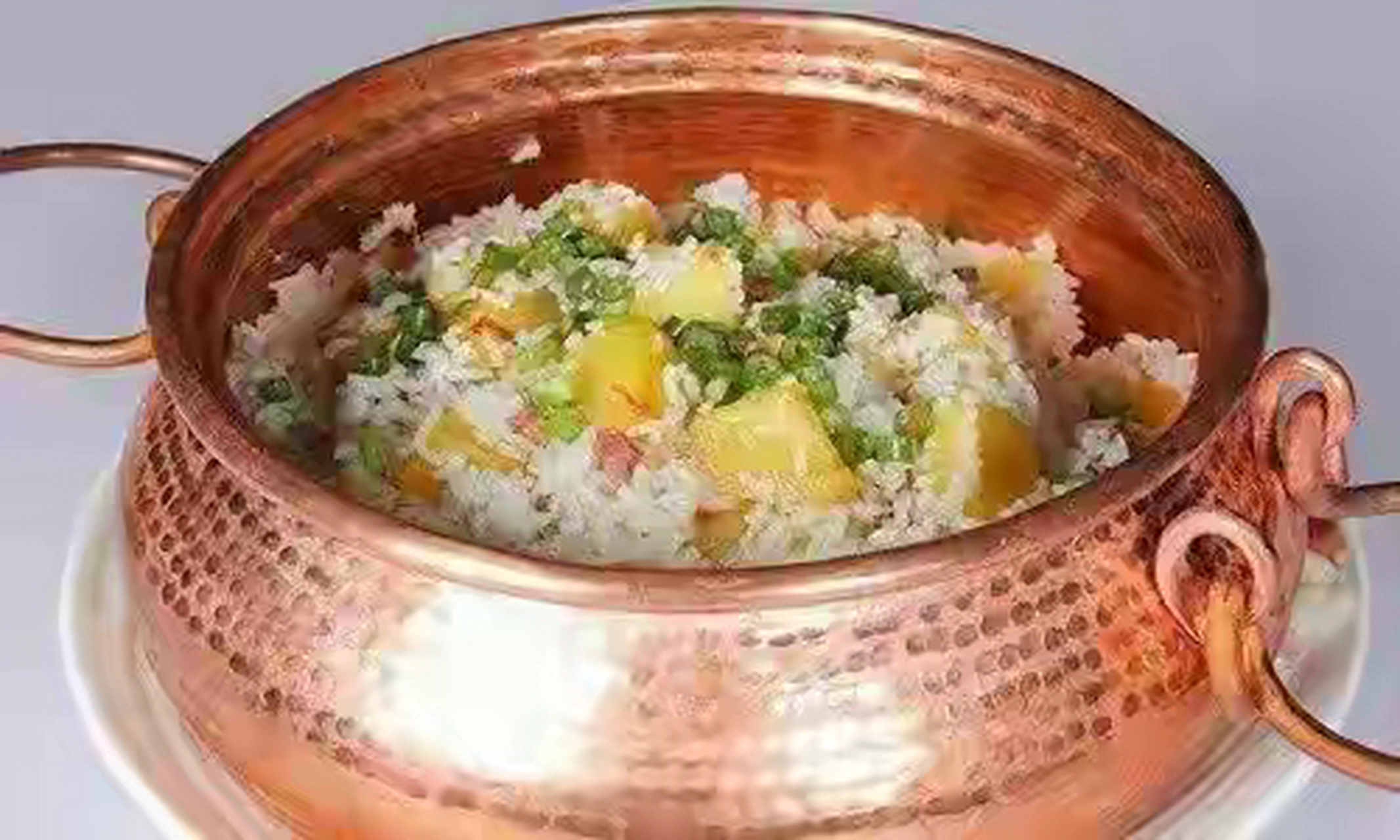 铜锅洋芋饭有吃过的吗?到云南旅游的朋友可以尝试一下,真心不错