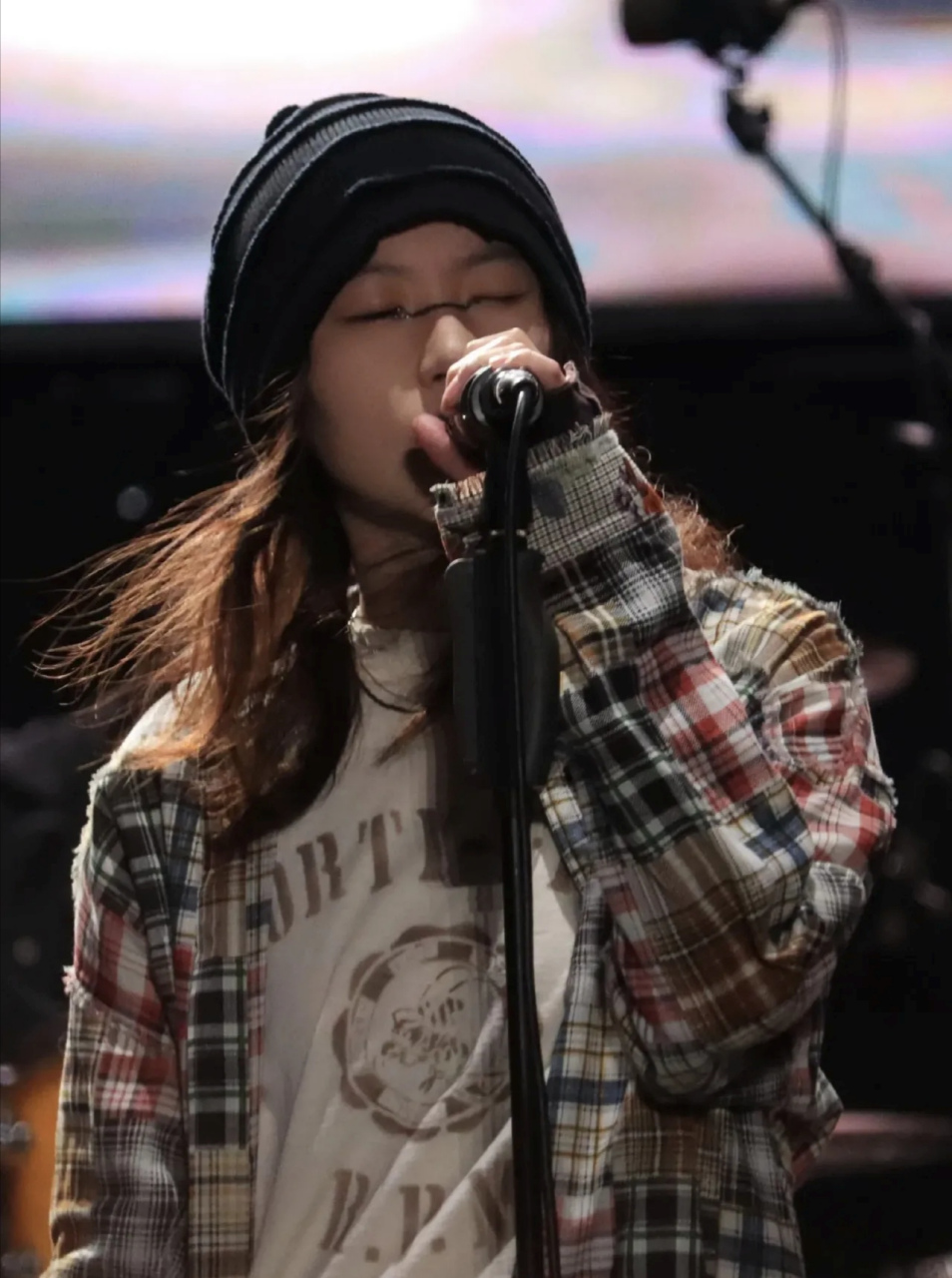 窦靖童亮相上海草莓音乐节,现场演唱了新专辑的《橘子汽水》,《河流》