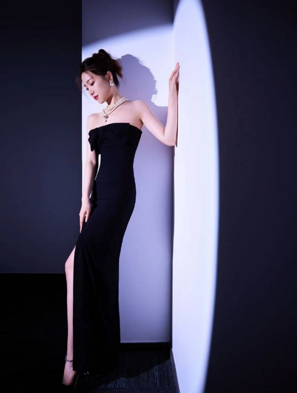 性感撩人的气质女神#张纯烨# 身穿黑色抹胸高开叉裙,丰满傲人的事业线