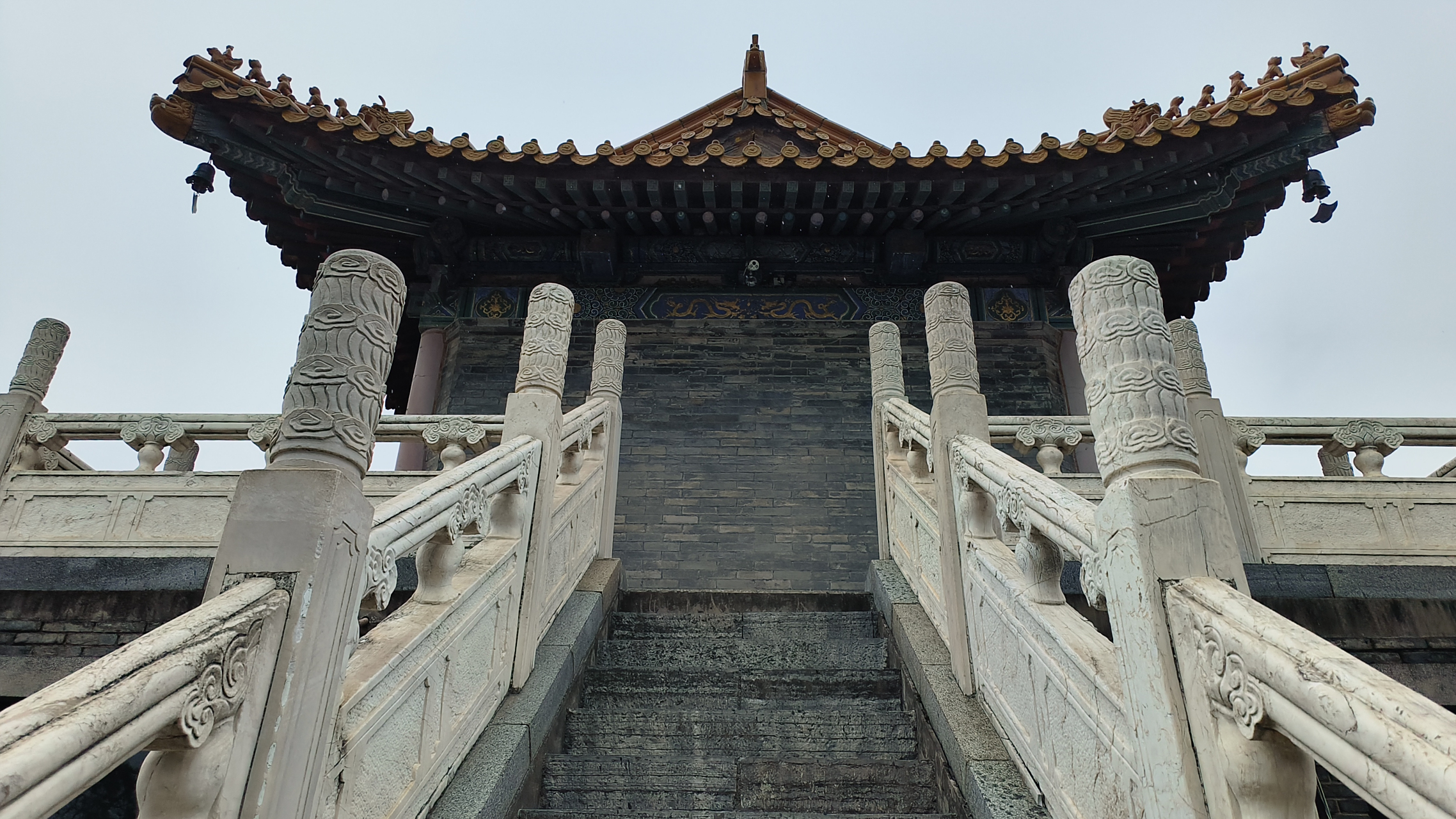 西五台云居寺是西安最市井街区洒金桥的一处闹市丛林,游览熙熙攘攘的