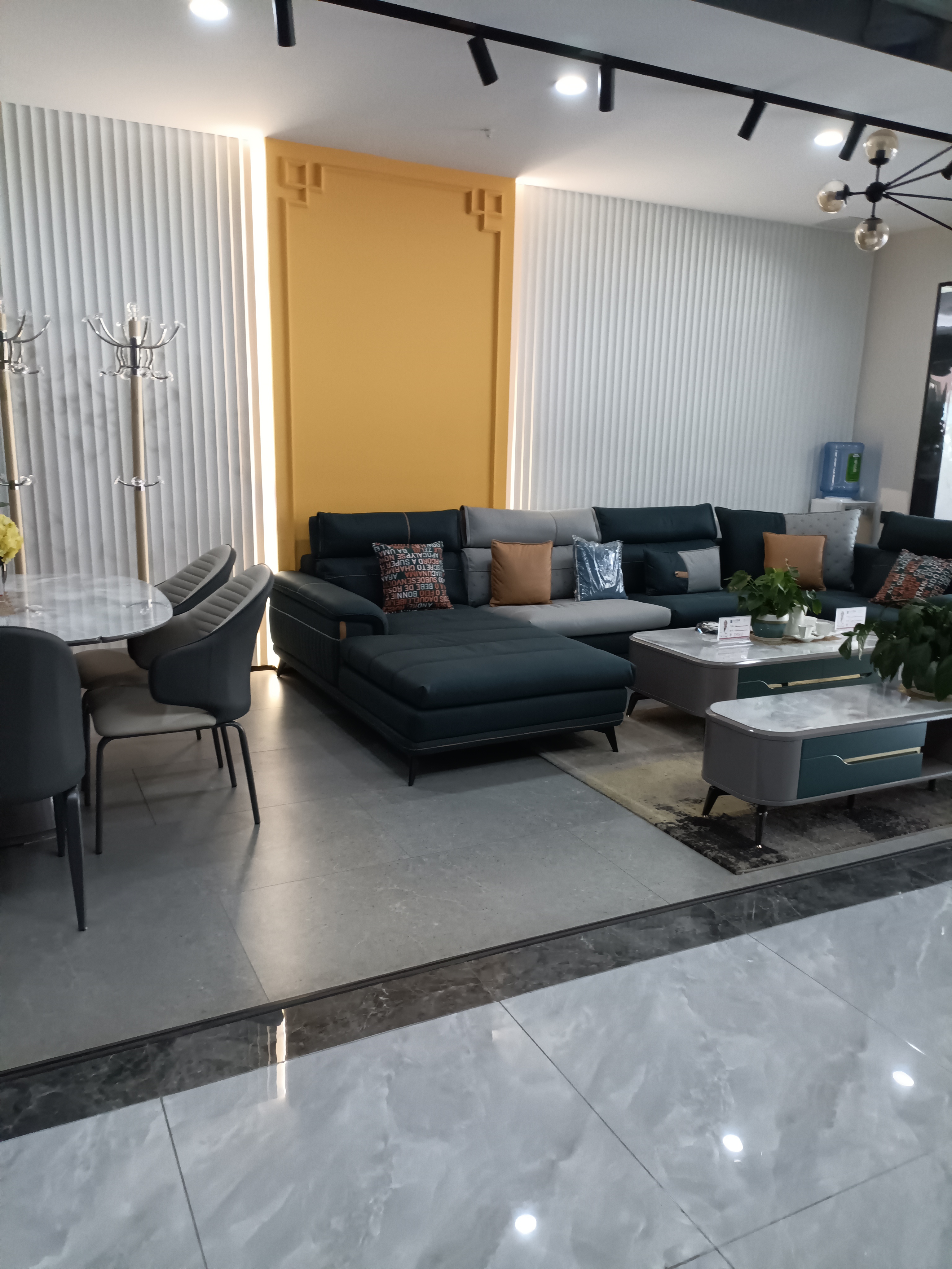 今天是周六,店里的客人还不少,一波一波的来