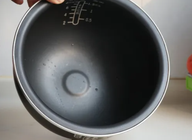 电饭煲涂层一旦脱落,还能继续使用吗?