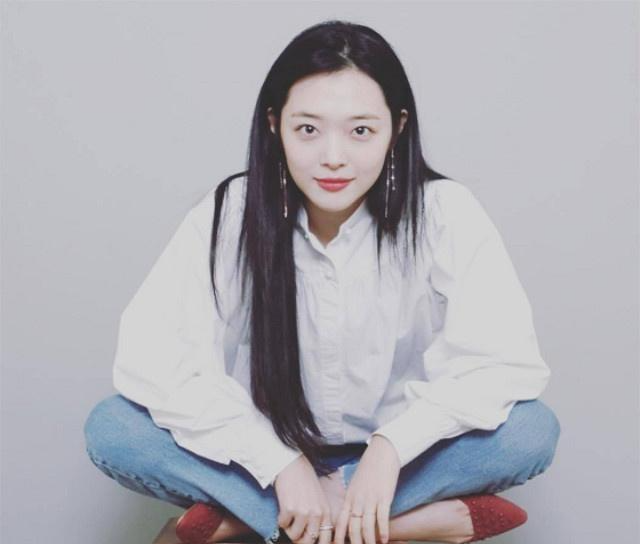 崔雪莉拍摄新画报,"八字腿"造型看呆人,小公主果然不是白叫的