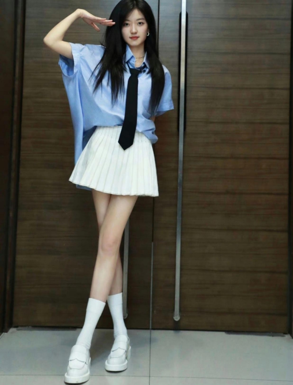 孙千穿蓝色上衣搭配白色短裙,大秀美腿!清纯甜美,温柔俏丽,活泼灵动,