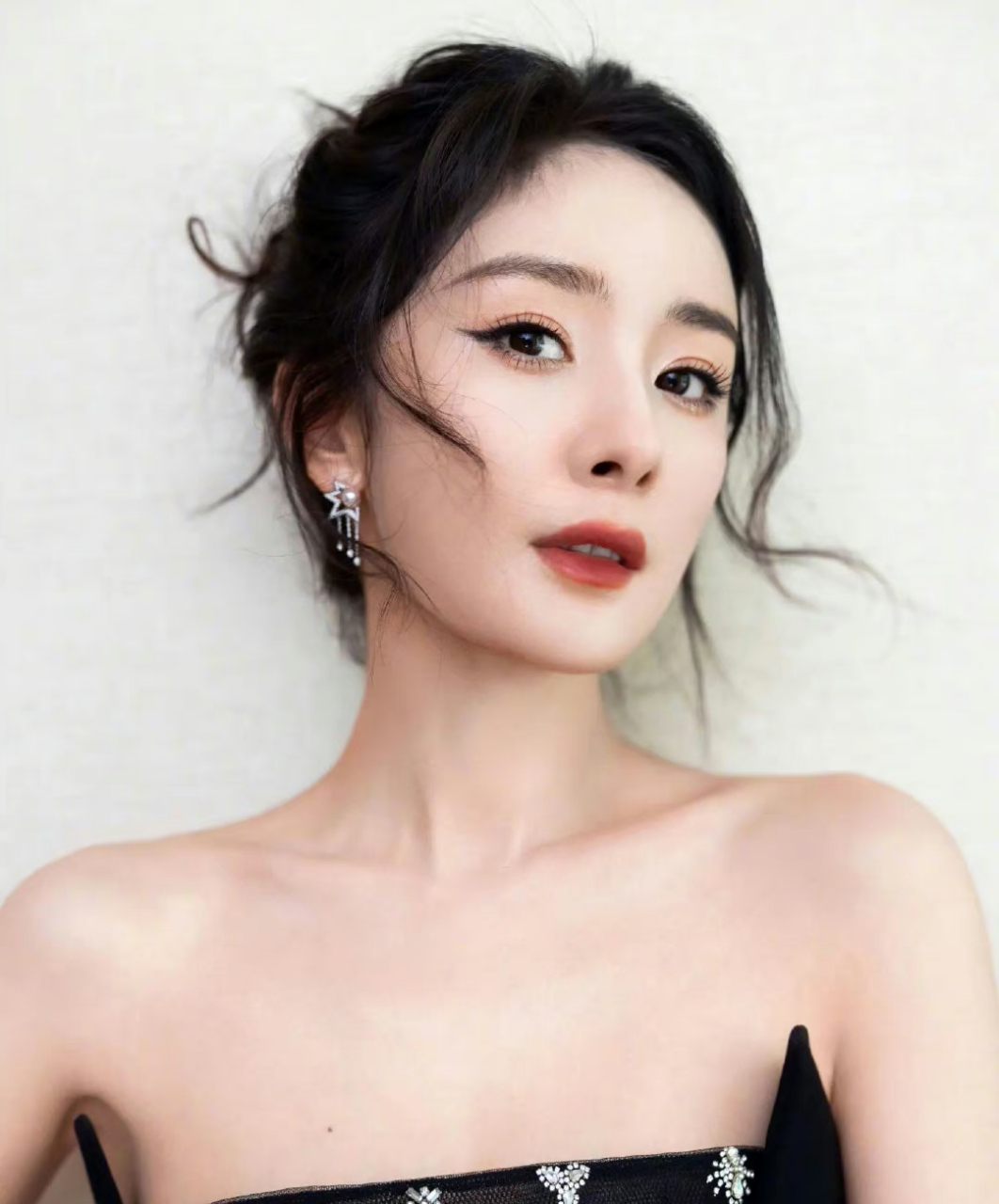 杨幂# 一袭抹胸黑裙,肤白貌美的容颜,白皙细嫩的肩颈线,丰满傲人的