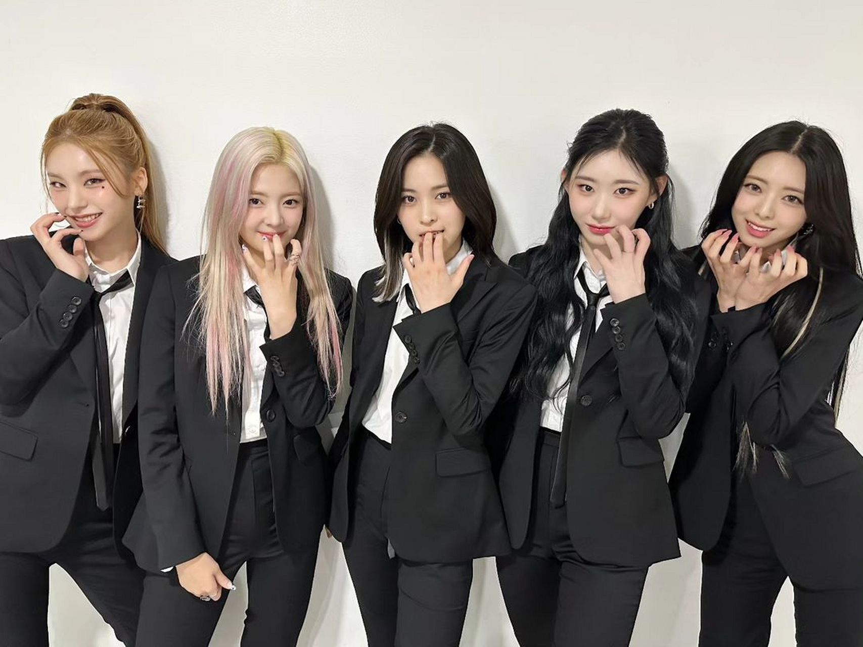 itzy成员合影. itzy  kill my doubt> showcase.