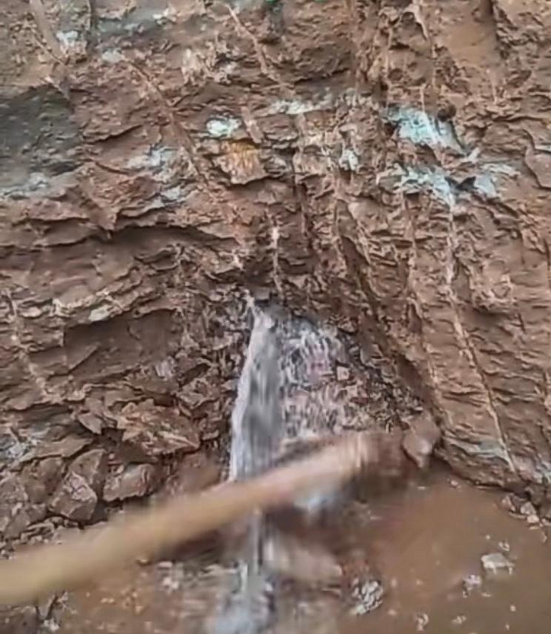 挖井挖到了泉眼,这下有喝不完的山泉水了.