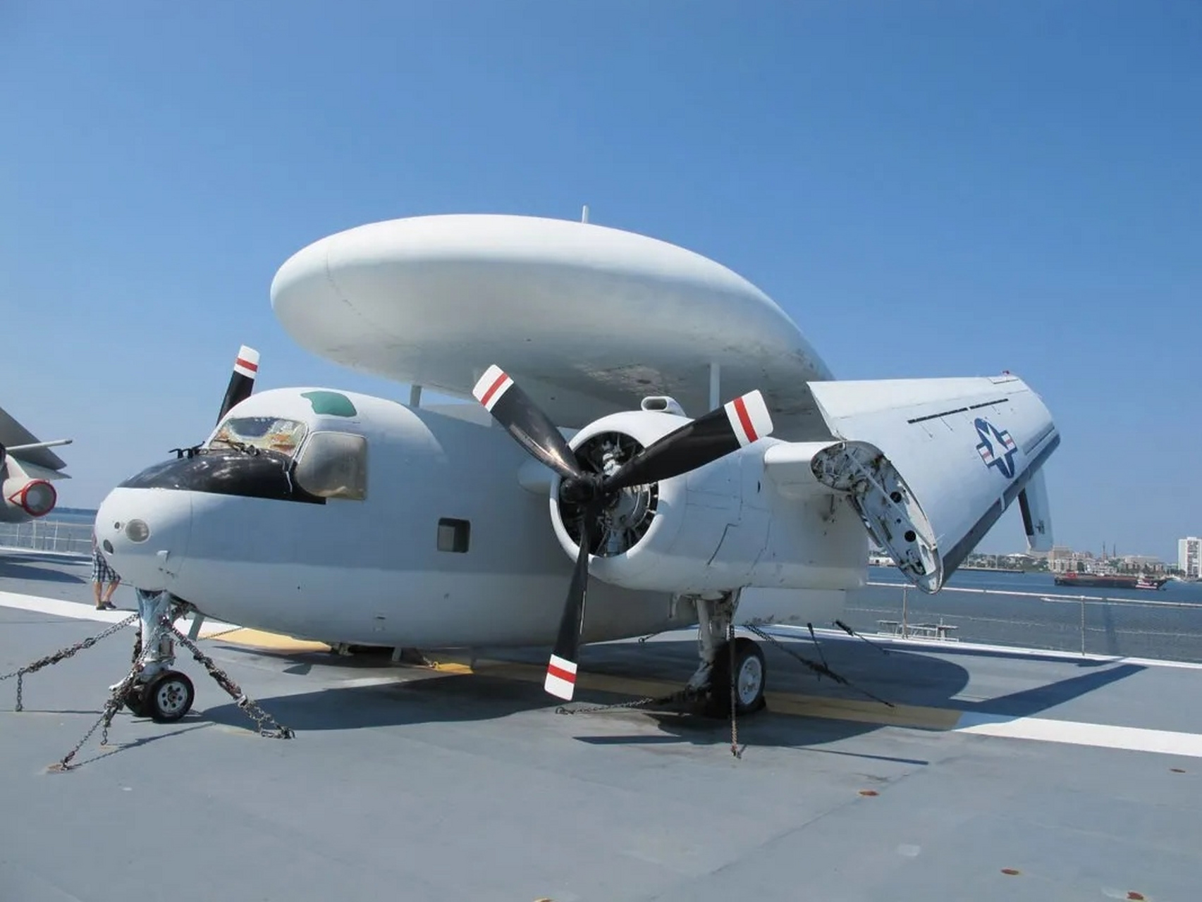 世界上第一种舰载预警机,e-1,粗短矮胖的身材,身上背着一个不同于现代