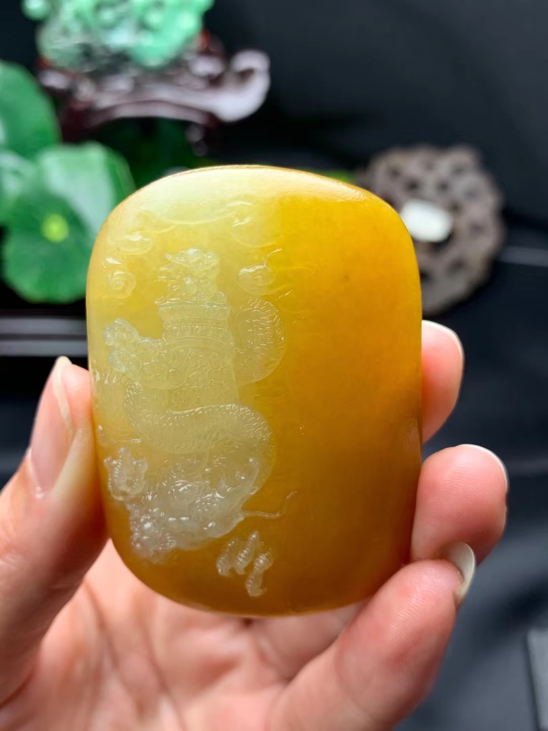黄翡俏色巧雕龙牌
