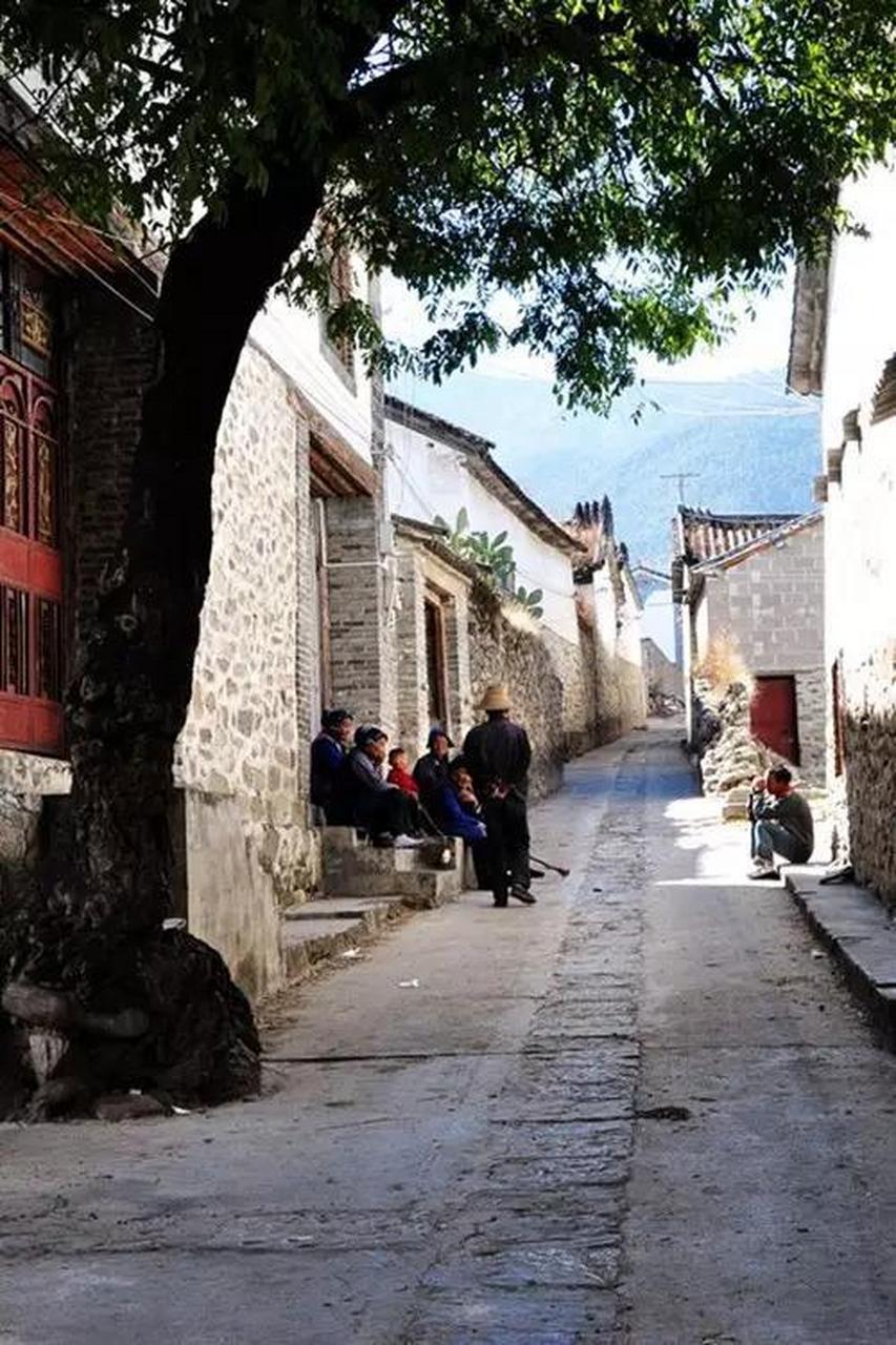 在路上  走在大理洱源县凤羽古镇的青石路上,发现中间的石板是直铺的