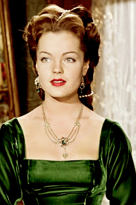 茜茜公主才是"发量王者",栗色头发像斗篷一样,光亮又浓密