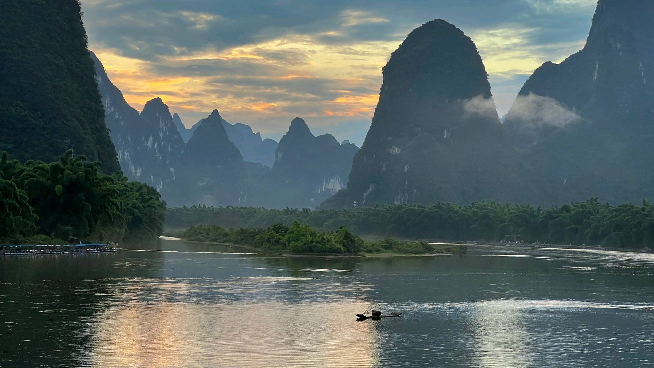 桂林山水,是中国最著名的旅游胜地之一.