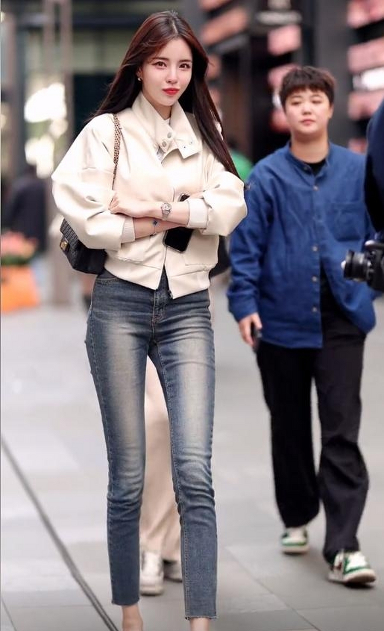 街拍牛仔裤美女#时尚街拍美女