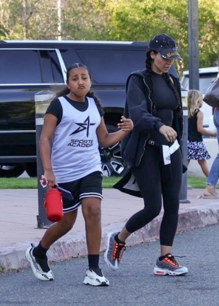 kim kardashian和女儿north west离开学校被拍.