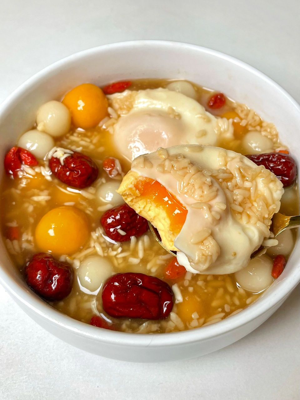 红糖酒酿鸡蛋 食材: 鸡蛋,红枣,酒酿,枸杞,小圆子