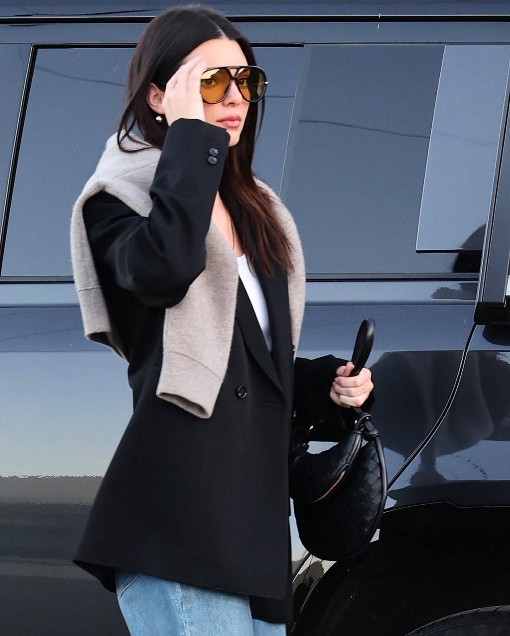 肯豆詹娜身穿黑色西装外套加牛仔裤出现在la,这套穿搭很日常很舒服