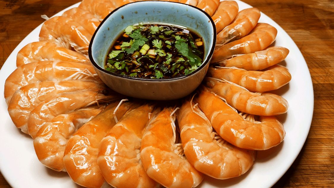 大厨教你做白灼虾的家常做法，掌握两个技巧，虾肉鲜嫩多汁无腥味