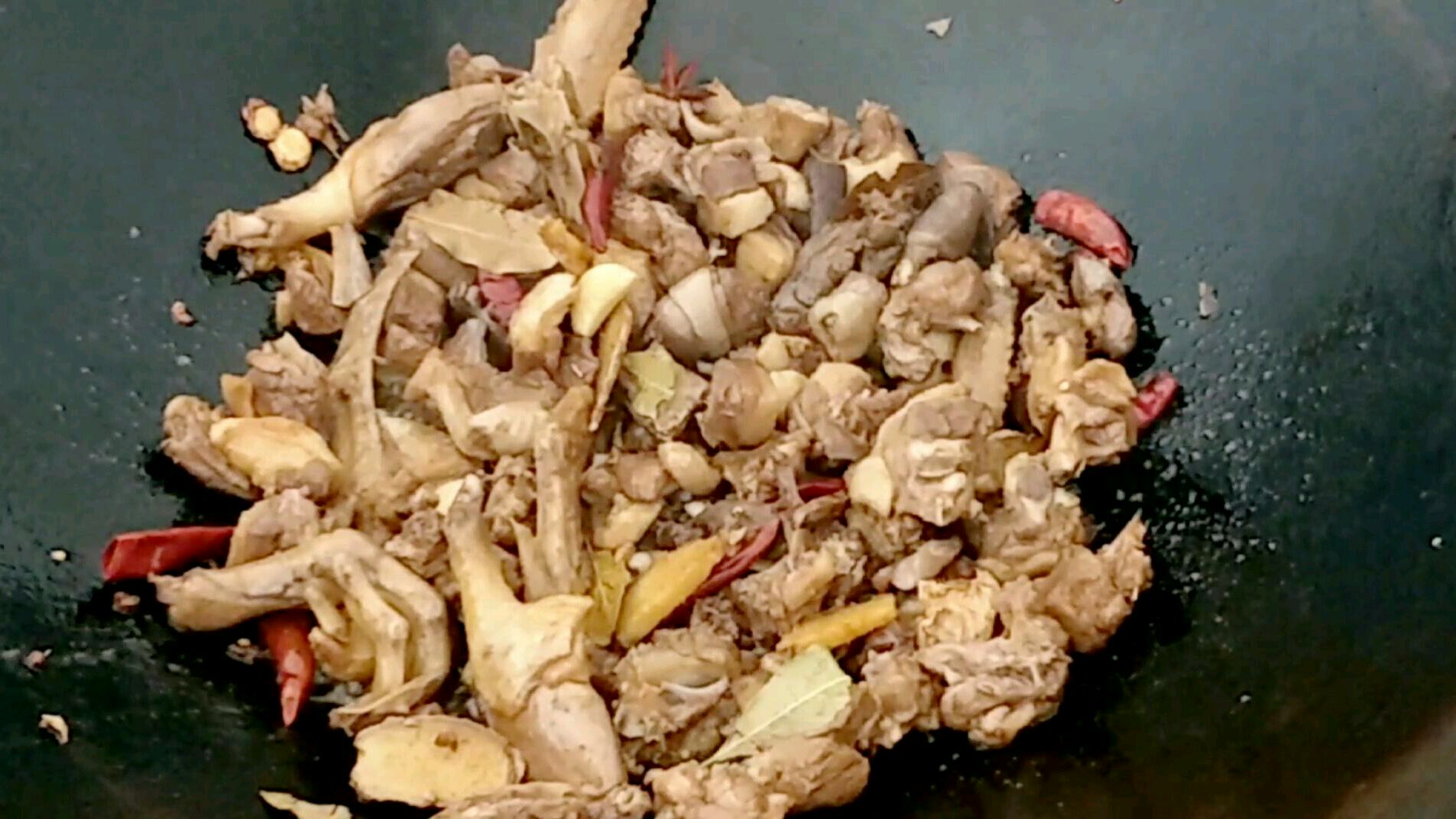 “红烧柴火鸭”自家养的麻鸭用大土锅炖,香辣软烂吃出妈妈的味道