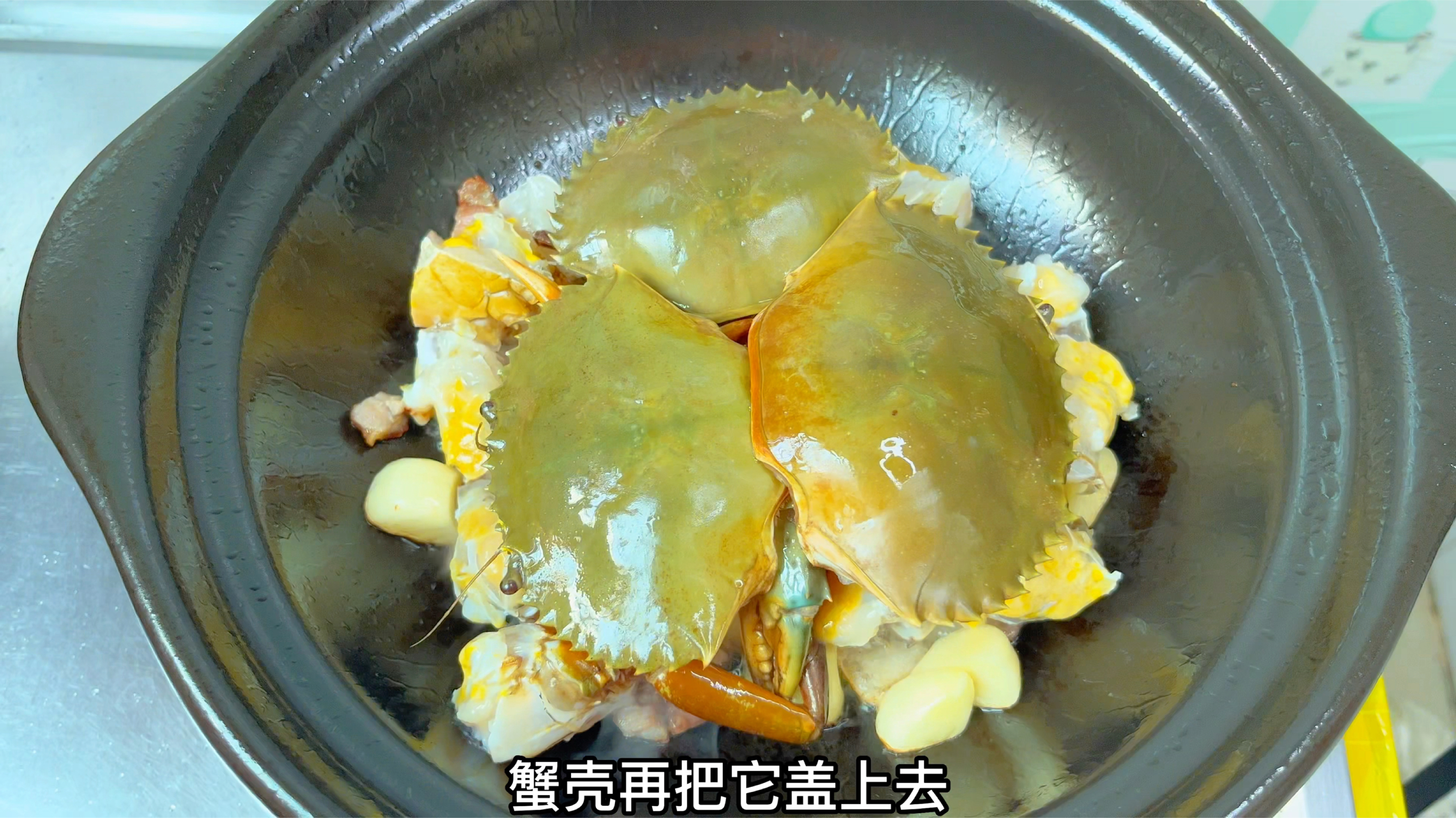 亲戚送了几只冷冻青蟹,用它分享原汁原味的懒人做法,肉蟹煲