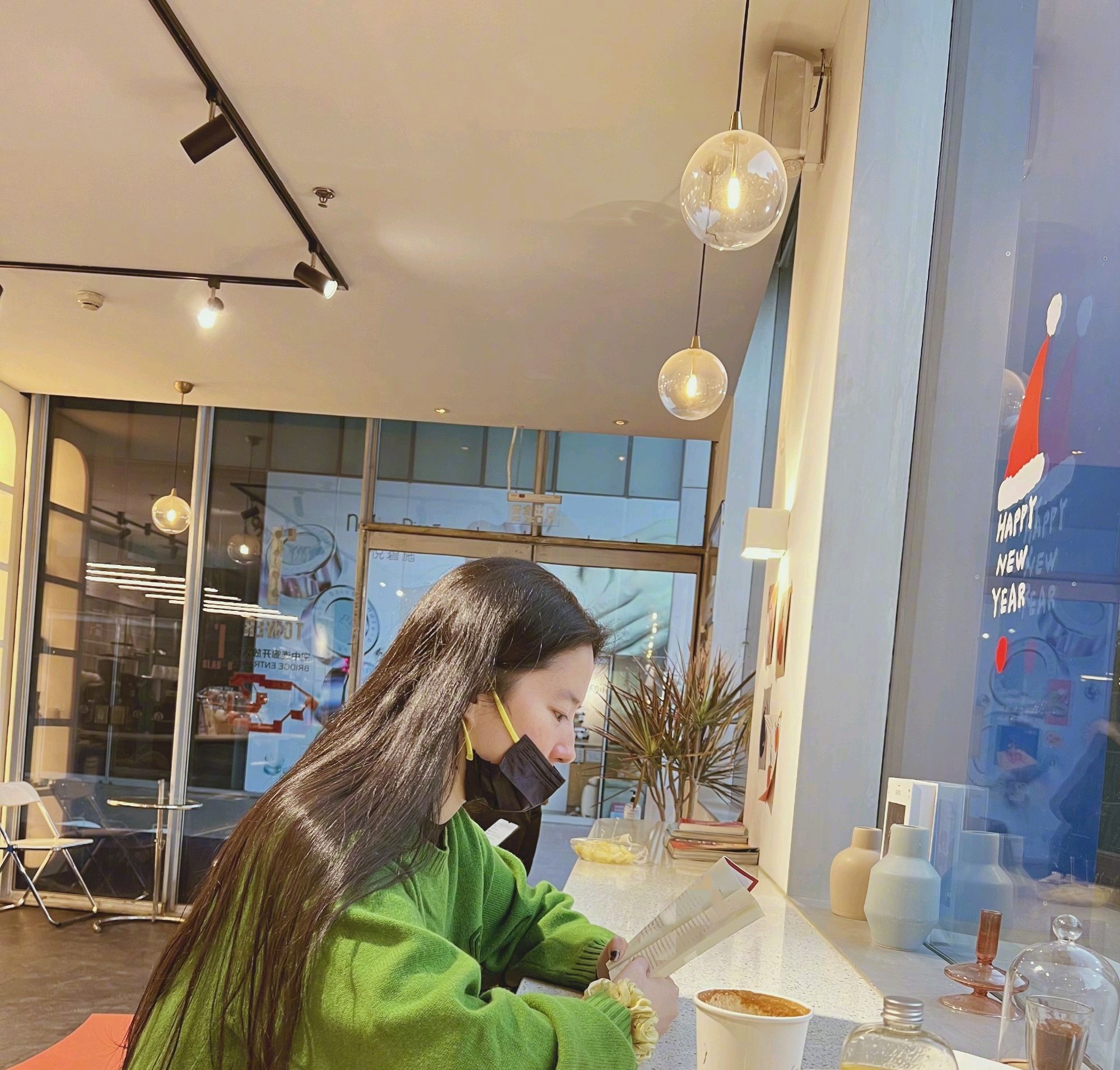 刘亦菲素颜戴口罩随拍,坐窗边看书,很文艺!