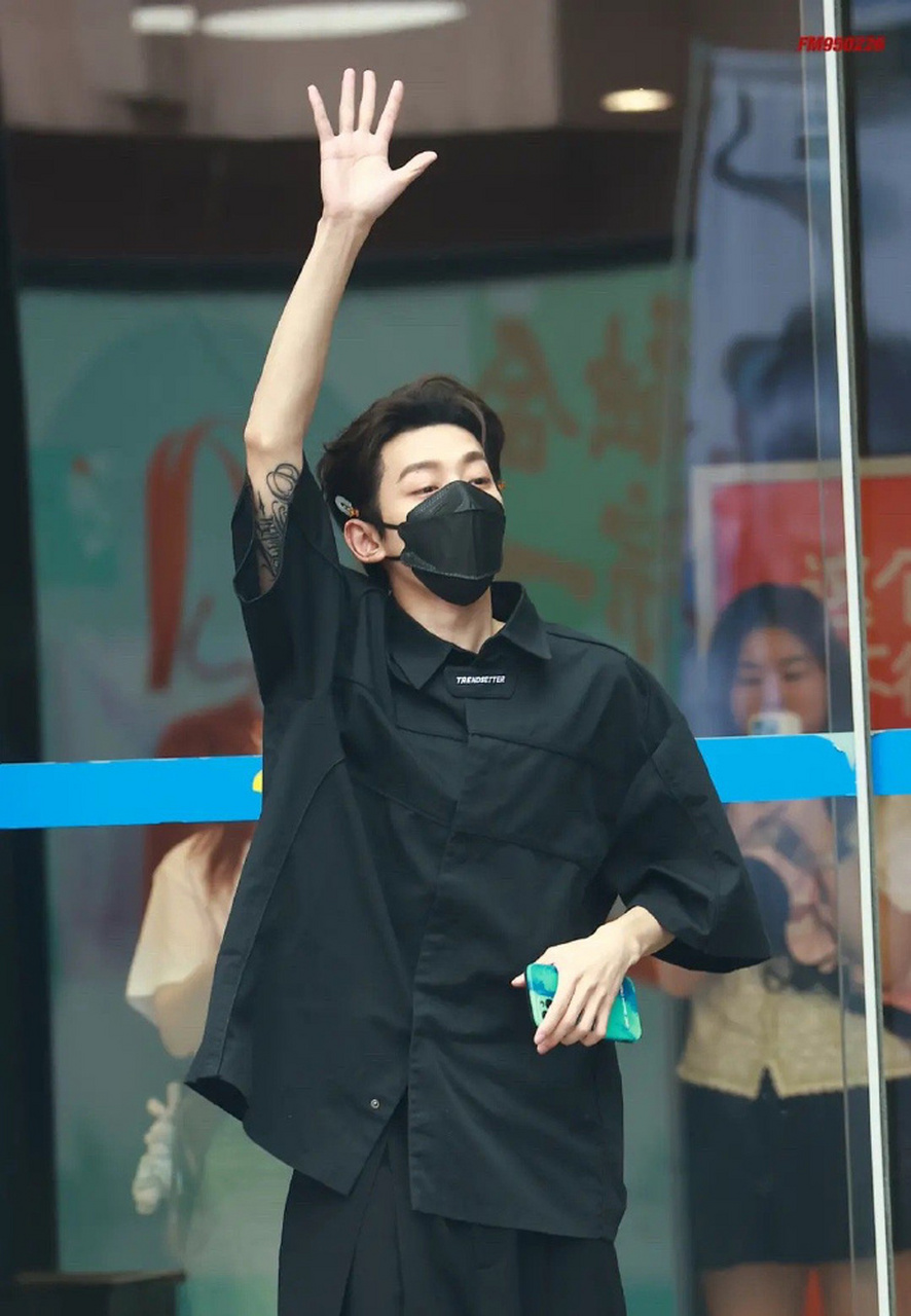 邓为不小心露出纹身,比起现在的男德典范走放荡不羁路线好像也不错